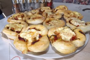 Briose aperitiv cu legume si menta