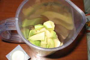 Piure de avocado cu branzica si fructe- de la 6 luni