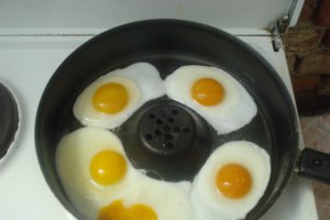 Tuspais de dovlecel cu morcovi si oua ochiuri