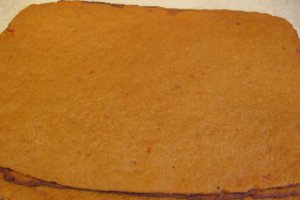 Prajitura cu suc de rosii, crema de gris si gem, reteta unui dulce bun si de post