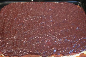 Prajitura cu suc de rosii, crema de gris si gem, reteta unui dulce bun si de post