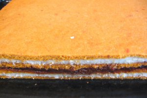 Prajitura cu suc de rosii, crema de gris si gem, reteta unui dulce bun si de post