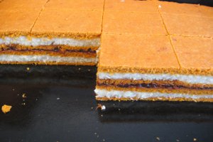 Prajitura cu suc de rosii, crema de gris si gem, reteta unui dulce bun si de post