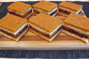 Prajitura cu suc de rosii, crema de gris si gem, reteta unui dulce bun si de post