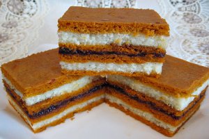 Prajitura cu suc de rosii, crema de gris si gem, reteta unui dulce bun si de post