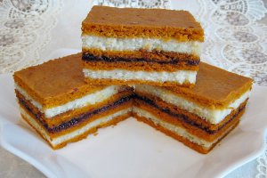 Prajitura cu suc de rosii, crema de gris si gem, reteta unui dulce bun si de post
