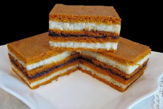 Prajitura cu suc de rosii, crema de gris si gem, reteta unui dulce bun si de post