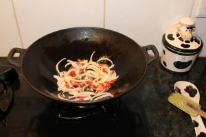 Legume cu ciuperci si chorizo la wok