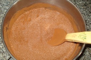 Prajitura ciocolatoasa cu zmeura si frisca