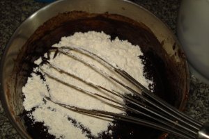 Prajitura ciocolatoasa cu zmeura si frisca