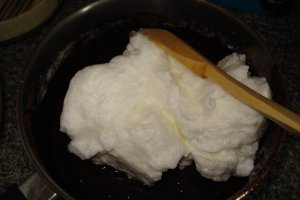 Prajitura ciocolatoasa cu zmeura si frisca