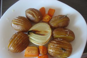 Pulpe de pui pe pat de sare cu cartofi acordeon  , morcovi si ceapa la cuptor