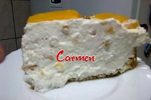 Tort cu crema de iaurt si piersici din compot
