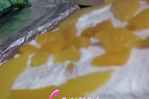 Tort cu crema de iaurt si piersici din compot