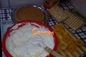 Tort cu crema de iaurt si piersici din compot
