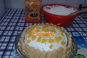 Tort cu crema de iaurt si piersici din compot