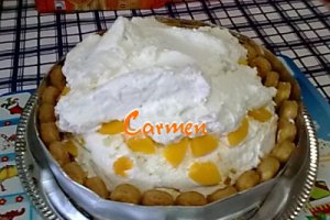 Tort cu crema de iaurt si piersici din compot