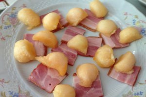 Bacon cu mozzarella si pepene galben