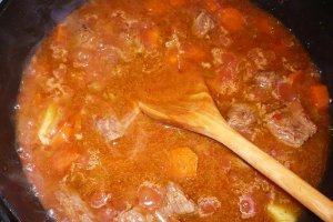 Gulas in varianta olteneasca cu gnocchi din cartofi