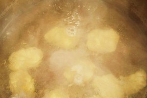 Gulas in varianta olteneasca cu gnocchi din cartofi