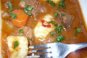 Gulas in varianta olteneasca cu gnocchi din cartofi
