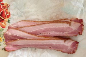 Rulouri de omleta cu bacon