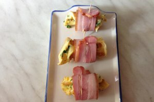 Rulouri de omleta cu bacon