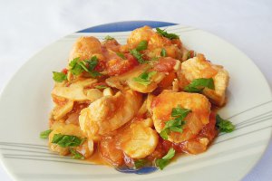 Tocanita de piept de pui cu ciuperci si rosii