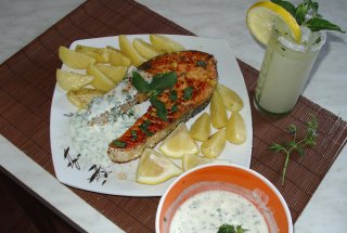 Somon cu sos de iaurt si menta