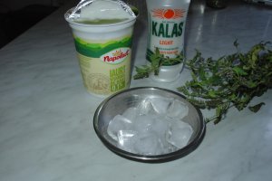 Mancare de bame, orez galben si ayran
