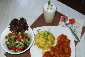 Mancare de bame, orez galben si ayran