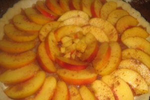 Tarta cu nectarine si dulceata de gutui