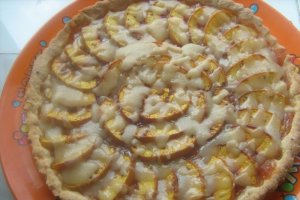Tarta cu nectarine si dulceata de gutui
