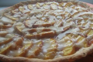 Tarta cu nectarine si dulceata de gutui