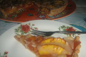Tarta cu nectarine si dulceata de gutui