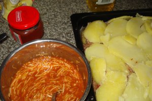 Musaca cu carne de vita si cartofi fierti