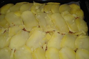 Musaca cu carne de vita si cartofi fierti