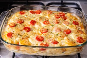 Piept de pui cu cartofi si sos bechamel