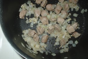 Cubulete de carne cu piure de vinete