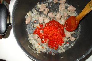 Cubulete de carne cu piure de vinete