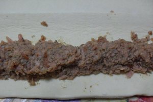 Rulouri din aluat foitaj, umplute, pentru vin sau bere