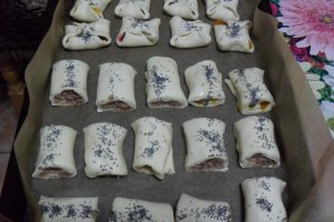 Rulouri din aluat foitaj, umplute, pentru vin sau bere