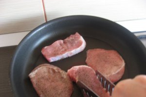 Sfecla rosie la cuptor cu carne de porc si sos de branza a la Jamie Oliver