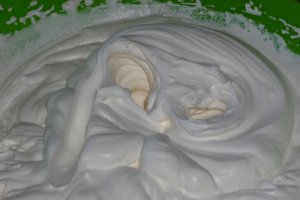 Inghetata de vanilie cu alune pralinate