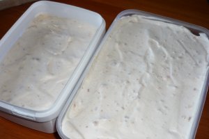 Inghetata de vanilie cu alune pralinate