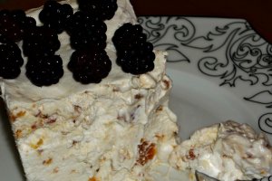 Inghetata de vanilie cu alune pralinate