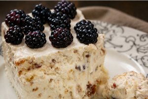 Inghetata de vanilie cu alune pralinate