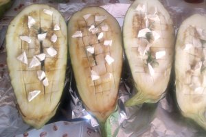 Aperitiv cu rosii si crema de vinete