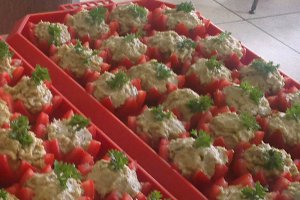 Aperitiv cu rosii si crema de vinete