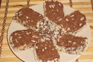 Salam de biscuiţi, reţetă cu arahide si rom
